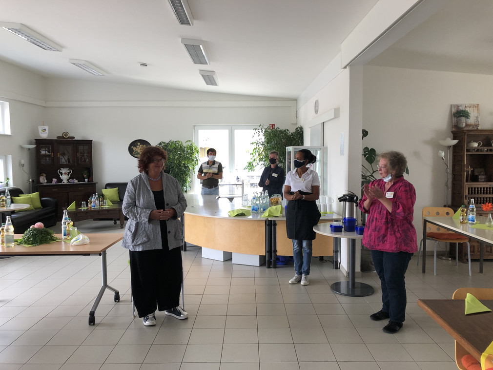 Staatssekretärin Bärbl Mielich dankte den Aktiven des Mehrgenerationenhauses Bürgerwerkstatt Stutensee im großen Café- und Begegnungsraum des MGH für die Einladung und für ihr Engagement.
