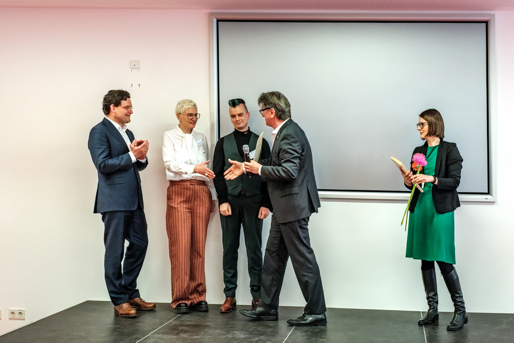 Minister Manne Lucha übergibt Urkunde an Preisträger Klinikum Stuttgart
