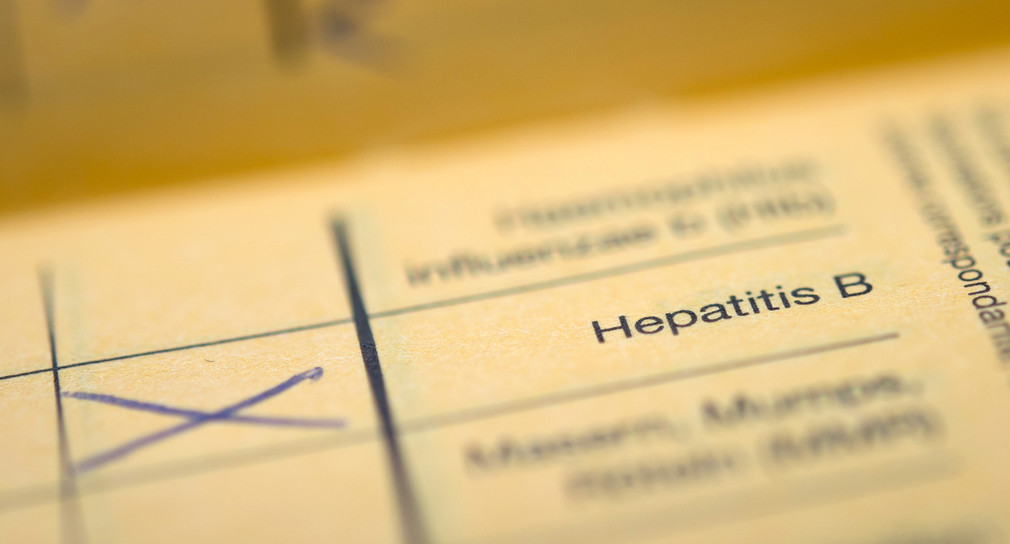 Der Schriftzug „Hepatitis B“ in einem Impfpass