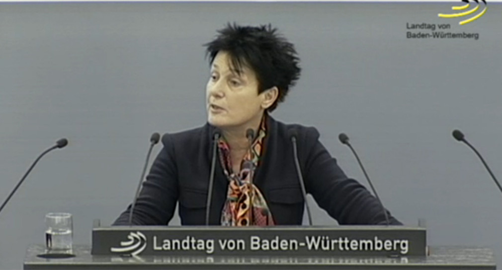Ministerin Katrin Altpeter an Redepult