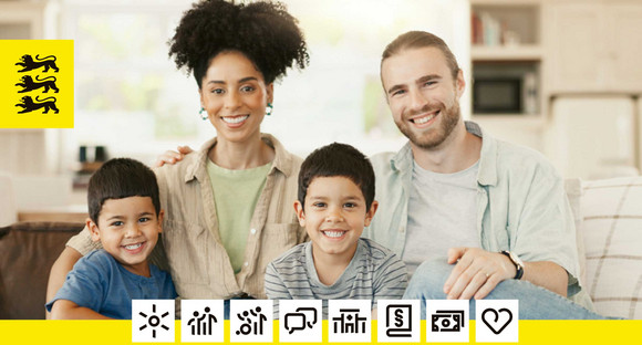 Broschüre Informationen für Mütter und Väter Titelblatt einer Broschüre mit Bild einer Familie mit Mutter, Vater und zwei kleinen Jungs.