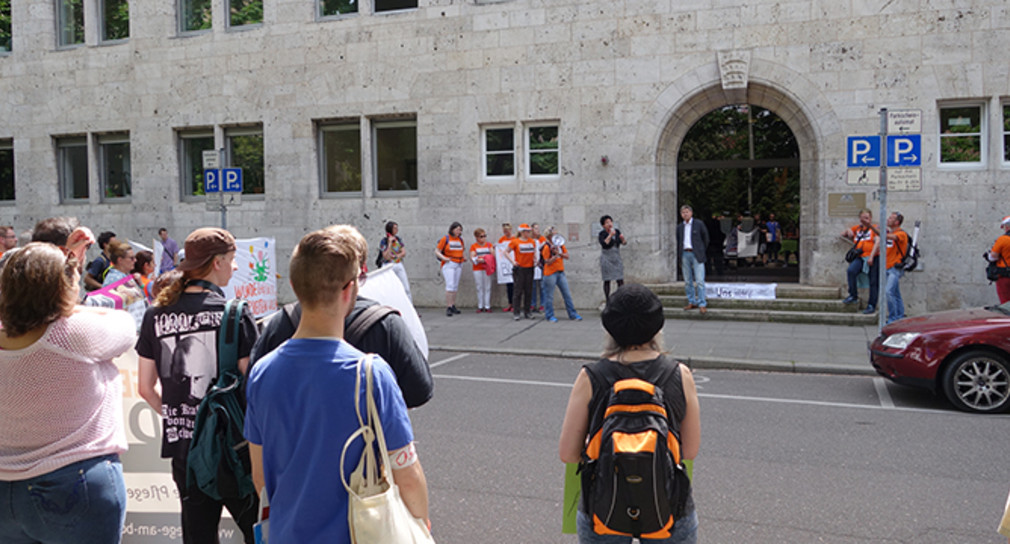 Gesundheitsministerin Katrin Altpeter steht Demonstranten Rede und Antwort
