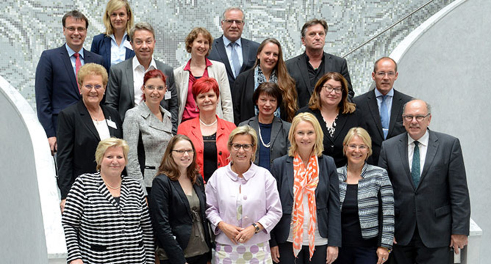 Gruppenfoto der Gleichstellungs- und Frauenministerinnen und -minister, -senatorinnen und -senatoren der Bundesländer mit Bundesministerin Manuela Schwesig