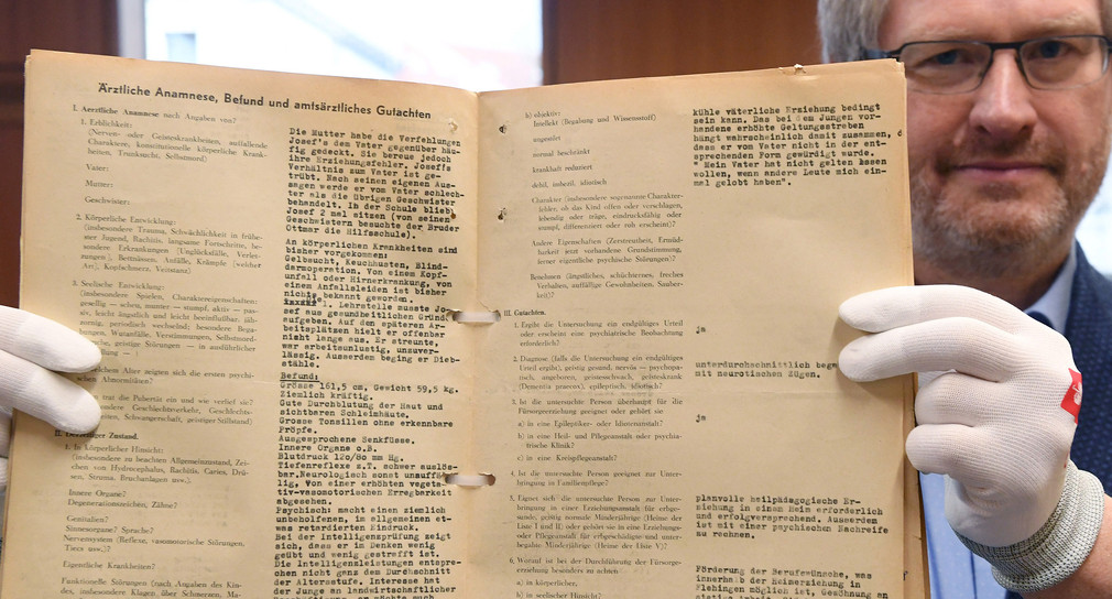 Jürgen Treffeisen, stellvertretender Archivleiter beim Generallandesarchiv Karlsruhe, zeigt eine Ärztliche Anamnese, Befund und amtsärztliches Gutachten von Josef Weber (der Wunderheiler von Schutterwald) des Erziehungsheim Flehingen aus dem Jahr 1959.