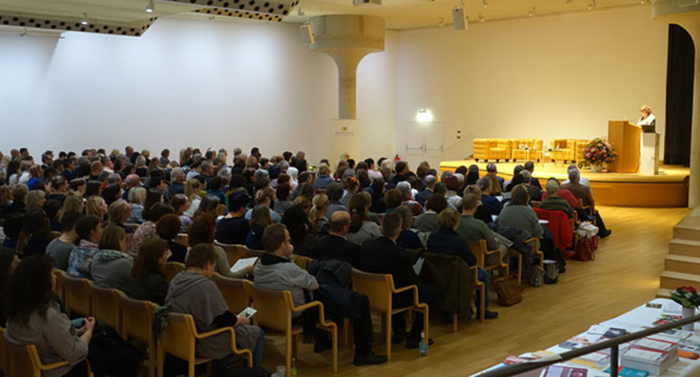 Staatssekretärin Bärbl Mielich spricht vor über 300 Veranstaltungsteilnehmenden