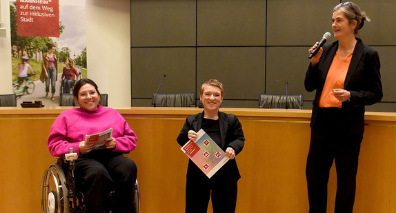 Simone Fischer, Kim Lumelius und Ursula Frenz bei Veranstaltung vor Publikum.