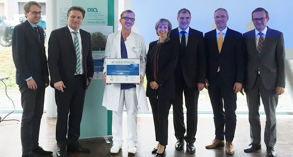 Für seinen Einsatz für die Organspende wurde das Klinikum am 22.11.2016 von Minister Lucha, der Deutschen Stiftung Organtransplantation sowie der Landesärztekammer und der Krankenhausgesellschaft Baden-Württemberg ausgezeichnet.