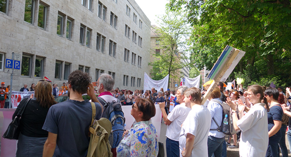 Gesundheitsministerin Katrin Altpeter steht Demonstranten Rede und Antwort