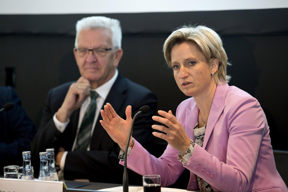 START-UP BW Start-up-Gipfel des Landes Ministerpräsident Winfried Kretschmann (l.) und Ministerin Nicole Hoffmeister-Kraut (r.)