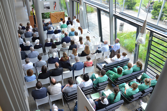 Feierstunde Tag der Pflege 2019 im Diakonie-Klinikum Stuttgart Blick von oben auf Publikum in Veranstaltungssaal