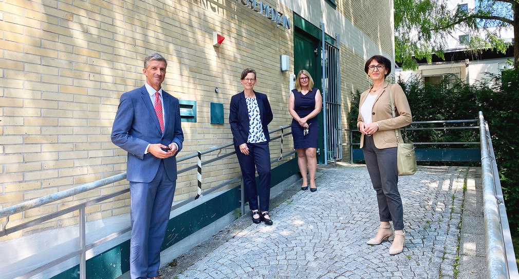 Gruppenfoto des Besuchs von Staatssekretärin Dr. Ute Leidig der Gewaltambulanz Freiburg