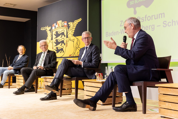 Künstliche Intelligenz Vertiefte Zusammenarbeit mit der Schweiz bei Künstlicher Intelligenz Der Schweizer Bundespräsident Guy Parmelin spricht auf dem Zukunftsforum Baden-Württemberg – Schweiz im Pop-up House of Switzerland in Stuttgart.