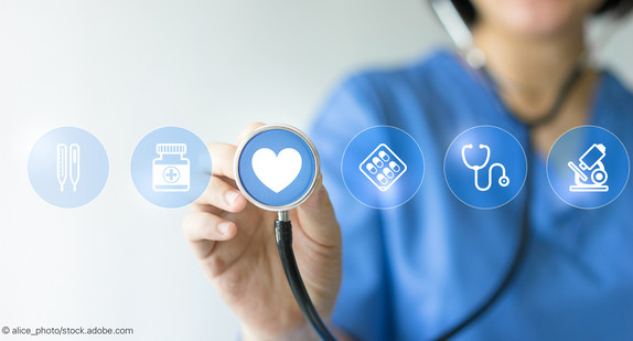 Grafik mit Icons zum Thema Medizin mit einer Krankenschwester im Hintergrund, die ein Stethoskop an ein Herz-Icon hält.