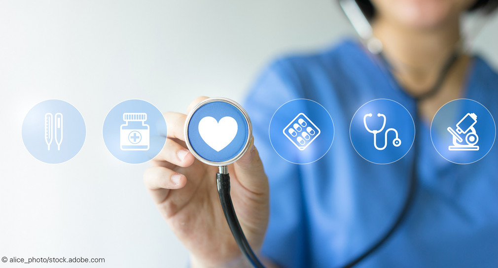 Grafik mit Icons zum Thema Medizin mit einer Krankenschwester im Hintergrund, die ein Stethoskop an ein Herz-Icon hält.