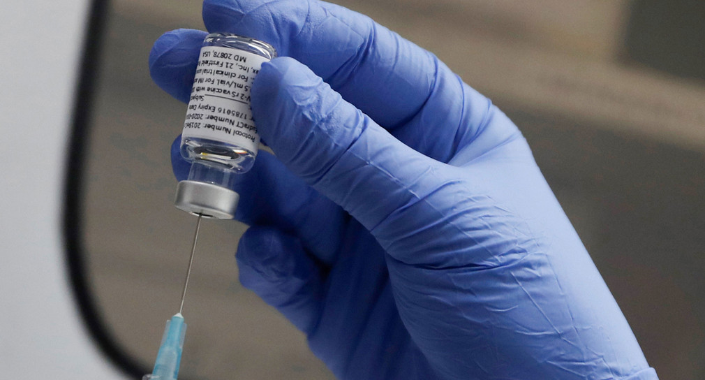 Ein medizinischer Mitarbeiter bereitet eine Dosis mit dem Corona-Impfstoff von Novavax für eine Impfung vor.