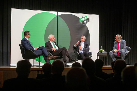 ZWISCHENBILANZ Nüchtern betrachtet erfolgreich – Kretschmann und Strobl in Ehingen v.l.n.r.: Ulrich Becker (Südwestpresse), Ministerpräsident Winfried Kretschmann, Innenminister Thomas Strobl und Dr. Hendrik Groth (Schwäbische Zeitung) (Bild: Staatsministerium Baden-Württemberg)