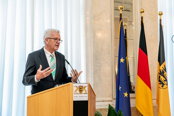 Auszeichnung Kretschmann würdigt besonderes ehrenamtliches Engagement Ministerpräsident Winfried Kretschmann bei seiner Ansprache zu den Gästen (Bild: Staatsministerium Baden-Württemberg)