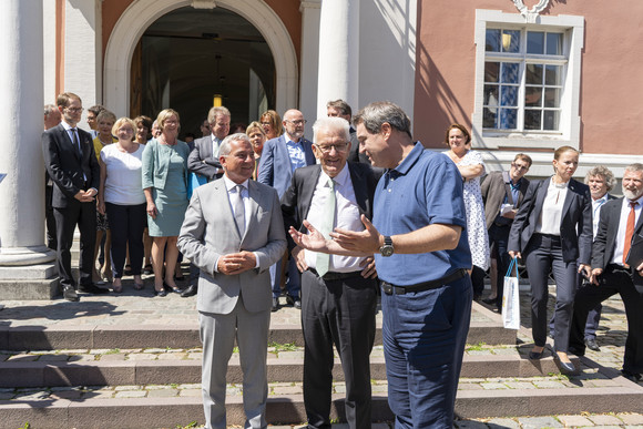 Regierung Gemeinsame Kabinettssitzung der Regierungen von Baden-Württemberg und Bayern Innenminister Thomas Strobl (l.), Ministerpräsident Winfried Kretschmann (M.) und Ministerpräsident Dr. Markus Söder (r.) (Bild: Staatsministerium Baden-Württemberg)