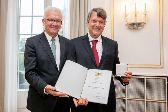 Auszeichnung Große Staufermedaille in Gold an Dr. Christof Bosch Ministerpräsident Winfried Kretschmann (l.) und Dr. Christof Bosch (r.) (Bild: Staatsministerium Baden-Württemberg)