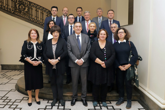 Gespräch Gedankenaustausch mit Berufskonsuln Gruppenbild mit Staatsministerin Theresa Schopper (vorne, 2.v.r.), Staatsrätin Gislea Erler (vorne, 2.v.l.) und den in Baden-Württemberg ansässigen Berufskonsuln(Bild: Staatsministerium Baden-Württemberg)