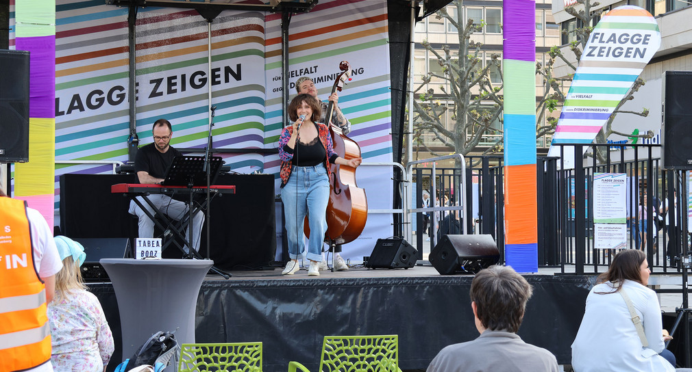 Musikerin Tabea Booz singt auf Veranstaltungsbühne.