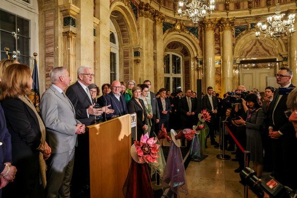 Empfang Neujahrsempfang der Landesregierung Ministerpräsident Winfried Kretschmann (dritter von links) spricht zu den Gästen, neben ihm stehen seine Ehefrau Gerlinde und die Mitglieder der Landesregierung.