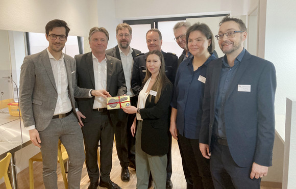 Gruppenfoto bei Eröffnung des Drogenkonsumraums in Freiburg mit Minister Manne Lucha und Freiburgs Oberbürgermeister Martin Horn.