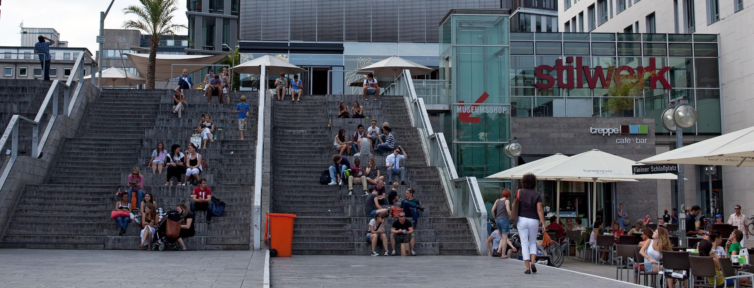 Menschen auf der Freitreppe am Stuttgarter Schlossplatz