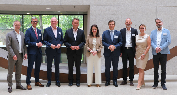 Projektverantwortlicher Matthias Pröfrock, Vorstandsvorsitzender Prof. Dr. med. Dr. h.c. Frederik Wenz, Ministerialdirektor und Amtschef im Ministerium für Wissenschaft, Forschung und Kunst Dr. Hans J. Reiter, Gesundheitsminister Oliver Hildenbrand MdL, Chief Digital Officer Ronja Kemmer, Vorstandsmitglied Prof. Dr. Dr. Martin Holderried, Vorstandsmitglied Wolfgang Schmid, Projektleiterin Eva Schulz, Projektleiter Alexander Becker haben sich zum Gruppenbild aufgestellt.