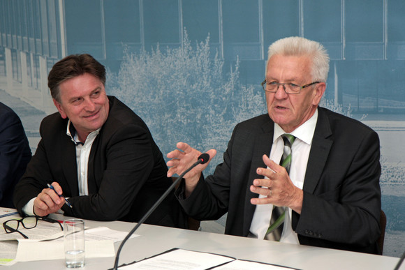 Pressekonferenz Baden-Württemberg - Land des Ehrenamts Ministerpräsident Winfried Kretschmann (r.) und Sozial- und Integrationsminister Manne Lucha (l.)