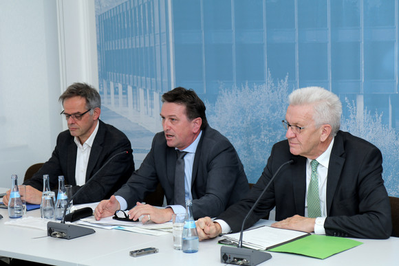 Pressekonferenz Pakt für Integration mit den Kommunen v.l.n.r.: Regierungssprecher Rudi Hoogvliet, Sozial- und Integrationsminister Manne Lucha und Ministerpräsident Winfried Kretschmann