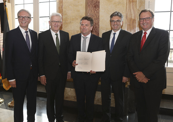 Integration Pakt für Integration mit den Kommunen unterzeichnet v.l.n.r.: Roger Kehle (Präsident des Gemeindetags Baden-Württemberg), Ministerpräsident Winfried Kretschmann, Sozial- und Integrationsminister Manne Lucha, Oberbürgermeister Dieter Salomon (Präsident des Städtetags Baden-Württemberg) und Joachim Walter (Präsident des Landkreistags Baden-Württemberg)