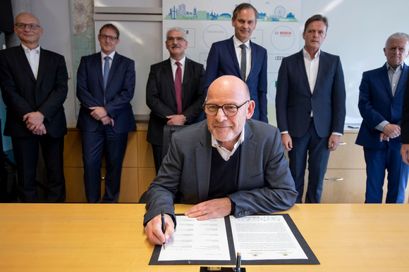 Luftreinhaltung Bündnis für Luftreinhaltung unterzeichnet Verkehrsminister Winfried Hermann unterschreibt das Bündnis für Luftreinhaltung. (Bild: Staatsministerium Baden-Württemberg)