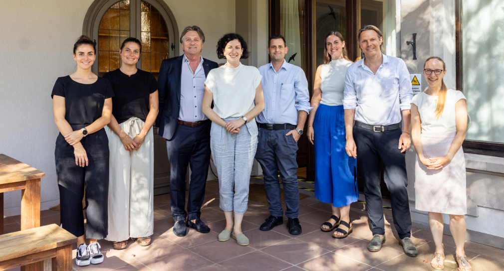 Minister Manne Lucha beim Gruppenbild mit Verantwortlichen der Villa Schöpflin.