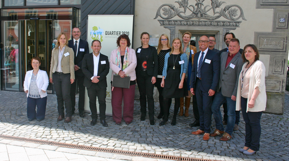 Gruppenfoto der Teilnehmenden der Impulsveranstaltung am 2. Mai 2017 in Ravensburg: Simone Fischer (Städtetag); Christine Ehrhardt und Erich Stutzer (FaFo Baden-Württemberg); Erster Bürgermeister Simon Blümcke; Staatssekretärin Bärbl Mielich; Dr. Angela Postel, Dr. Daniela Neumann und Sara Bode (Ministerium für Soziales und Integration BW); Janine Bliestle (Gemeindenetzwerk); Dirk Feil (Stadtplaner, Geschäftsführer Sanierungstreuhand Ulm); Stadtrat Michael Witte (Stadt Veringenstadt); Patrick Kafka (Führungsakademie Baden-Württemberg) und Johanna Benz-Spies (Mehrgenerationenhaus Veringenstadt)