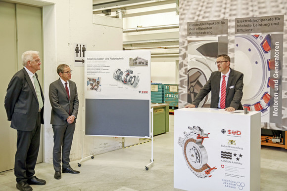 Delegationsreise Kretschmann besucht die Schweiz Ministerpräsident Winfried Kretschmann (l.) und Landstatthalter Dr. Urs Hoffmann (2.v.l.) beim Besuch der SWD AG Stator- und Robotertechnik im Kanton Aargau