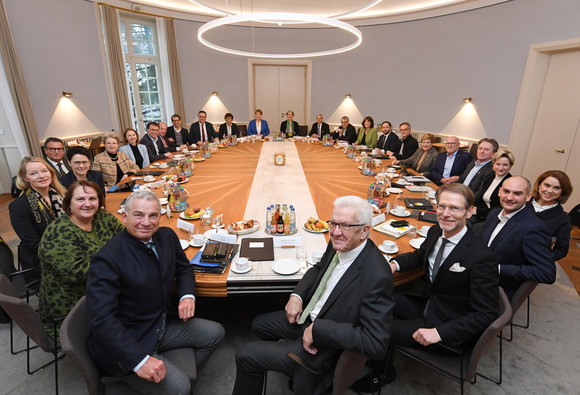 Landesregierung Kabinettssitzung in der Villa Reitzenstein Die Kabinettsmitglieder sitzen am Kabinettstisch der Villa Reitzenstein.