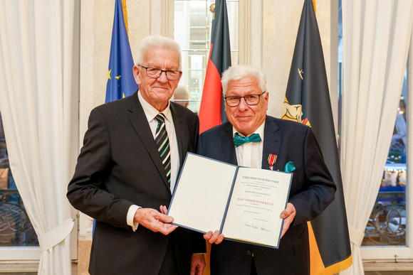 Tag des Ehrenamtes Kretschmann würdigt besonderes ehrenamtliches Engagement Ministerpräsident Winfried Kretschmann (links) und Johannes Kiderlen (rechts)