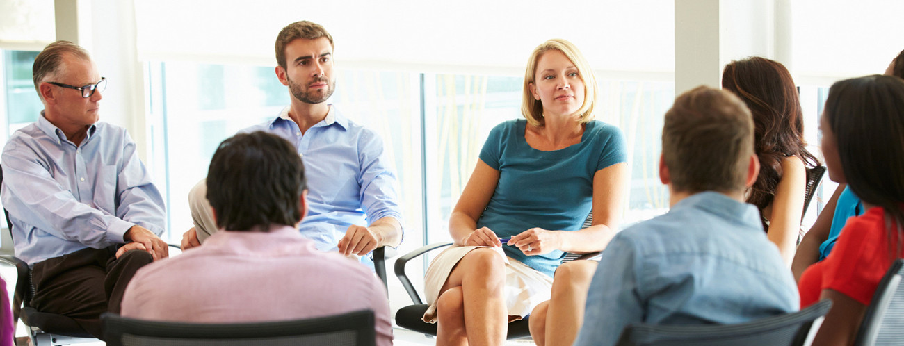 Frauen und Männer in Geschäftsbesprechung