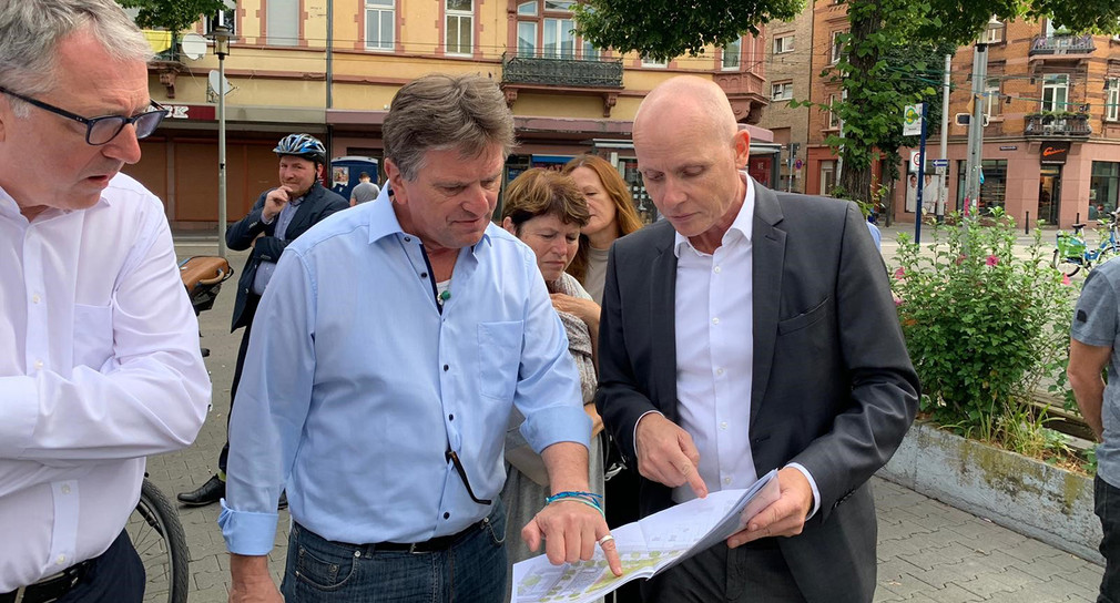Minister Manne Lucha besichtigt Mannheimer Stadtteil Neckarstadt-West