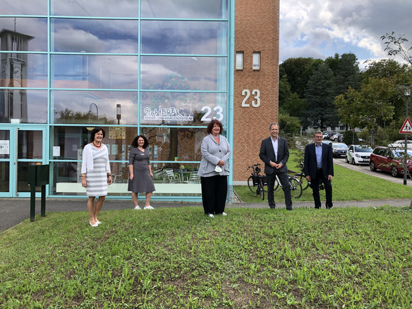 Baden-Badens Oberbürgermeisterin Margret Mergen, Ankica Rukavina, die Leiterin des MGH, Staatssekretärin Bärbl Mielich, Bürgermeister Roland Kaiser und der Landtagsabgeordnete Hans-Peter Behrens MdL vor dem Scherer Kinder- und Familienzentrum in Baden-Baden.