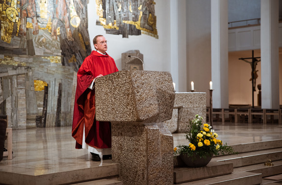 GEDENKEN 75. Jahrestag der Hinrichtung von Staatspräsident Eugen Bolz Stadtdekan Monsignore Dr. Christian Hermes bei seiner Ansprache in der Domkirche St. Eberhard in Stuttgart (Bild: Staatsministerium Baden-Württemberg)