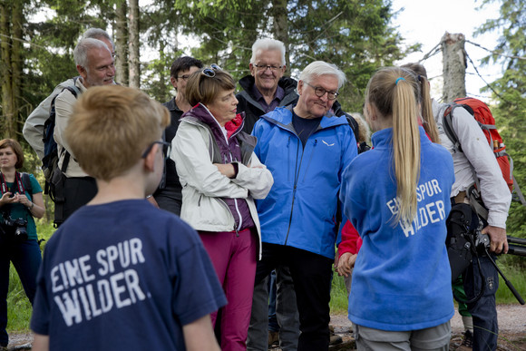 ANTRITTSBESUCH Bundespräsident Steinmeier in Baden-Württemberg Nationalpark Schwarzwald: Bundespräsident Frank-Walter Steinmeier (3.v.r.), Ministerpräsident Winfried Kretschmann (4.v.r.) und Elke Büdenbender (5.v.r.)