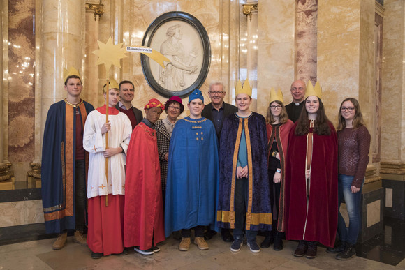 Tradition Kretschmann empfängt Sternsingergruppen Ministerpräsident Winfried Kretschmann und seine Frau Gerlinde (M.) mit den Sternsingern von St. Bernhard Wald (Wald/Hohenzollern)