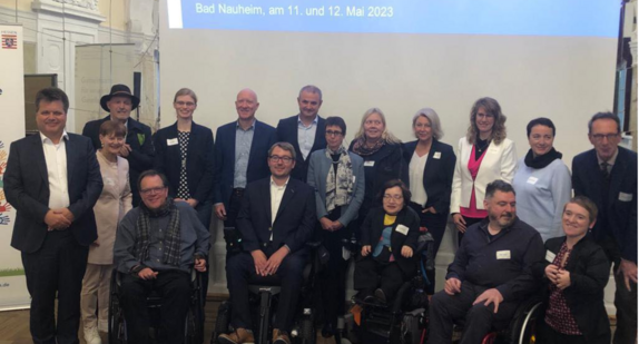 Am 10. und 11. Juni 2023 fand die Frühjahrs-Konferenz der 17 Beauftragten von Bund und Ländern für die Belange von Menschen mit Behinderungen in Bad Nauheim statt.  (Gruppenfoto)