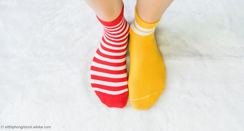 Ein Paar Füße mit bunten Socken