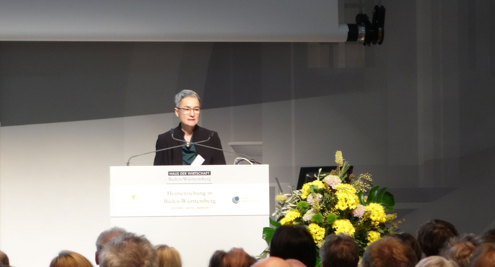 Prof. Dr. Ulrike Zöller von der Anlauf- und Beratungsstelle Heimerziehung 1949-1975 Baden-Württemberg spricht auf der Bühne