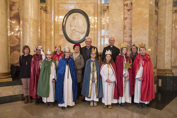 Tradition Kretschmann empfängt Sternsingergruppen Ministerpräsident Winfried Kretschmann und seine Frau Gerlinde (M.) mit den Sternsingern des Pfarramts Mariä Himmelfahrt Boms (Ebersbach-Musbach)