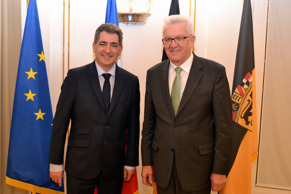 Antrittsbesuch Kretschmann empfängt Präsidenten der Region Grand Est Ministerpräsident Winfried Kretschmann (r.) und der Präsident der französischen Region Grand Est, Jean Rottner (l.)