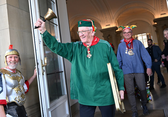 Ministerpräsident Winfried Kretschmann (Mitte) kommt aus dem Neuen Schloss heraus